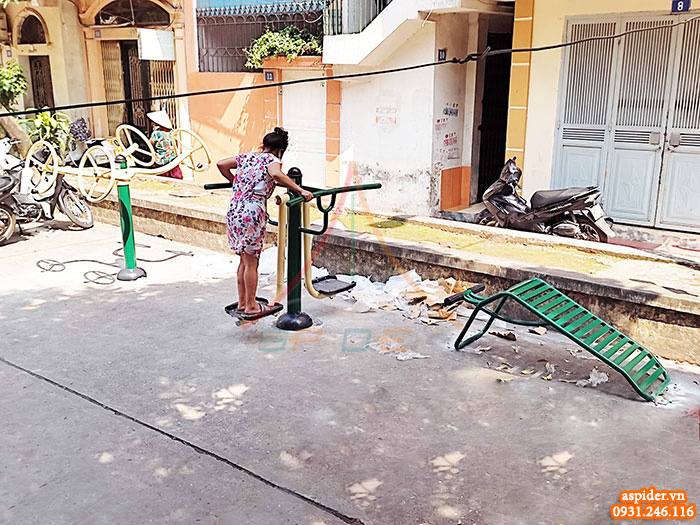 Lắp đặt sân tập thể dục ngoài trời- dự án xã hội của huyện đoàn Hoàn Kiếm
