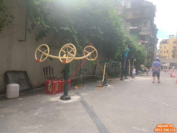 Lắp đặt thiết bị thể dục ngoài trời tại khu chung cư ở Hà Nội