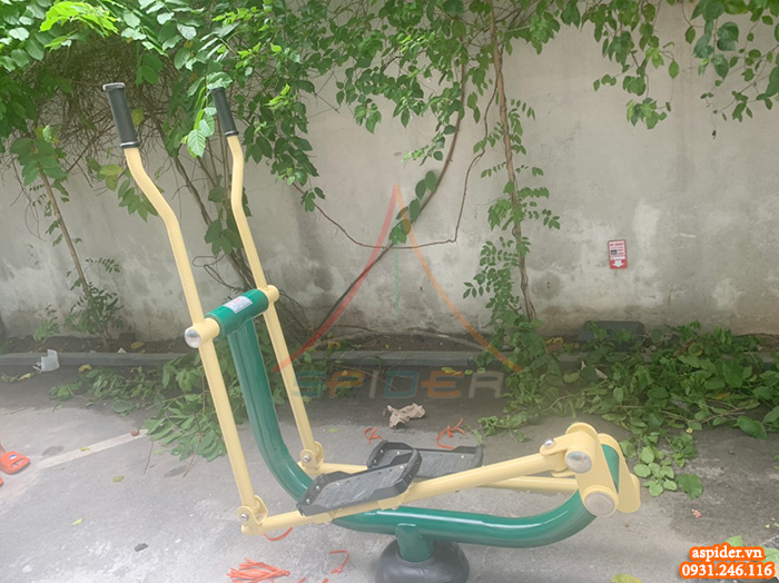 Lắp đặt thiết bị thể dục ngoài trời tại khu chung cư ở Hà Nội