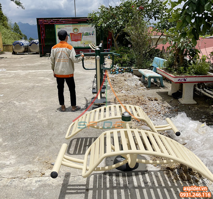 Lắp đặt thiết bị thể dục ngoài trời cho trường cấp 3 tại Lào Cai